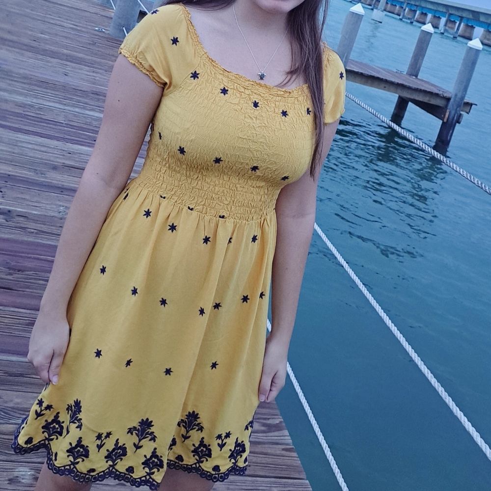 Endless Love Size M Yellow Sun Dress with Black Star Accents Tropical